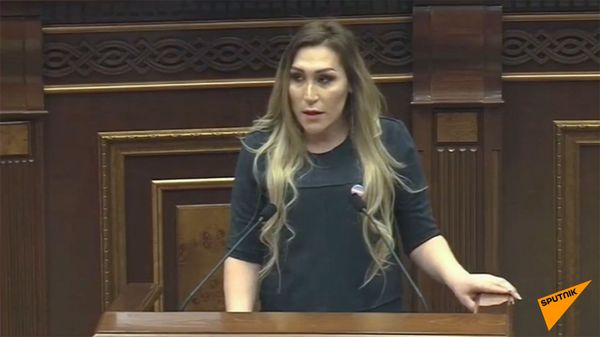 В парламенте Армении воскурили ладан — дабы очистить трибуну от нечисти трансгендера  - Sputnik Армения