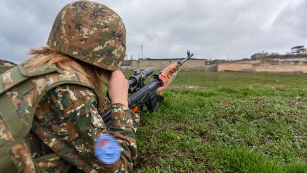 Эксклюзивное фото девушки-снайпера ВС Армении - Sputnik Армения