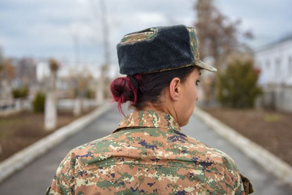 Маникюр, снайперская винтовка и Шанель: девушки в армянской армии ломают стереотипы Маникюр, снайперская винтовка и Шанель: девушки в армянской армии ломают стереотипы - Sputnik Армения
