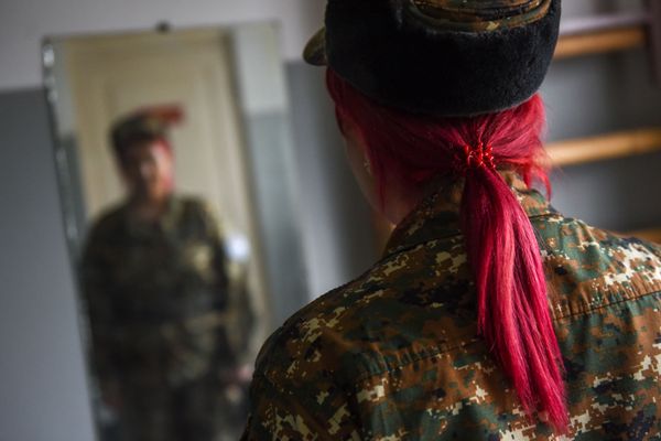 Маникюр, снайперская винтовка и Шанель: девушки в армянской армии ломают стереотипы Маникюр, снайперская винтовка и Шанель: девушки в армянской армии ломают стереотипы - Sputnik Армения