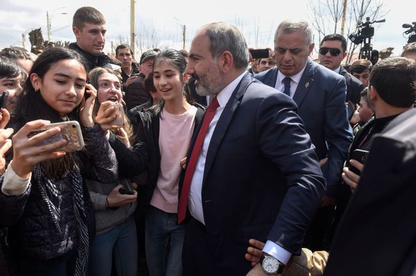 Зачем тебе селфи? Попросил бы дом! Как Пашинян по Гюмри ходил Зачем тебе селфи? Попросил бы дом! Как Пашинян по Гюмри ходил - Sputnik Армения