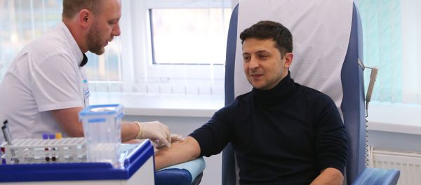 Кандидат в президенты Украины Владимир Зеленский сдает анализ на алкоголь и наркотики (5 апреля 2019). Киев Кандидат в президенты Украины Владимир Зеленский сдает анализ на алкоголь и наркотики (5 апреля 2019). Киев - Sputnik Армения