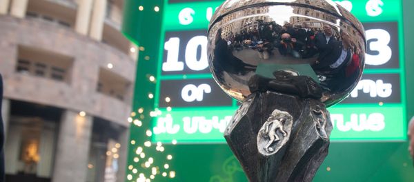 Кубок Чемпионата Европы по футболу (до 19 лет) на церемонии включения часов обратного отсчета (5 апреля 2019). Еревaн - Sputnik Արմենիա