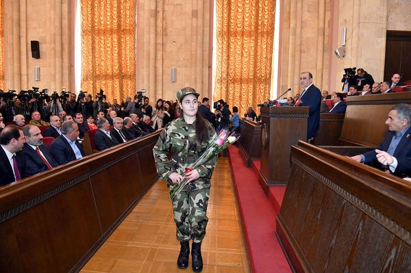 Склоняюсь перед памятью добровольцев, не отступивших в трудный час — Пашинян Склоняюсь перед памятью добровольцев, не отступивших в трудный час — Пашинян - Sputnik Армения