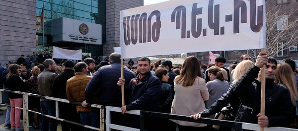 Сотрудники компании Спайка перед зданием суда административных районов Кентрон и Норк-Мараш (8 апреля 2019). Еревaн Сотрудники компании Спайка перед зданием суда административных районов Кентрон и Норк-Мараш (8 апреля 2019). Еревaн - Sputnik Армения