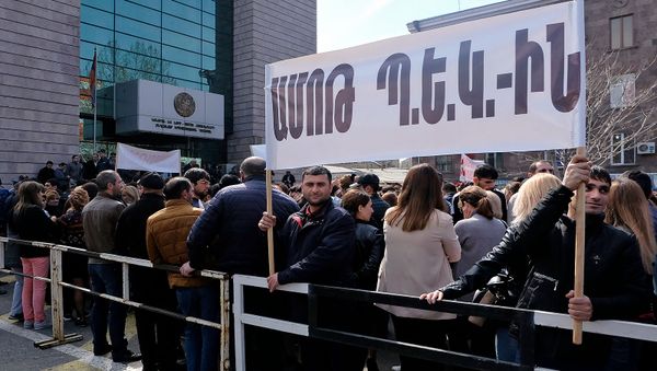Сотрудники компании Спайка перед зданием суда административных районов Кентрон и Норк-Мараш (8 апреля 2019). Еревaн Сотрудники компании Спайка перед зданием суда административных районов Кентрон и Норк-Мараш (8 апреля 2019). Еревaн - Sputnik Армения