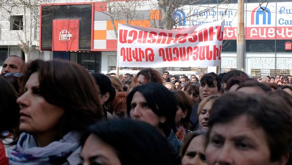 Сотрудники компании Спайка перед зданием суда административных районов Кентрон и Норк-Мараш (8 апреля 2019). Еревaн - Sputnik Արմենիա