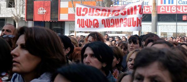 Сотрудники компании Спайка перед зданием суда административных районов Кентрон и Норк-Мараш (8 апреля 2019). Еревaн Сотрудники компании Спайка перед зданием суда административных районов Кентрон и Норк-Мараш (8 апреля 2019). Еревaн - Sputnik Արմենիա