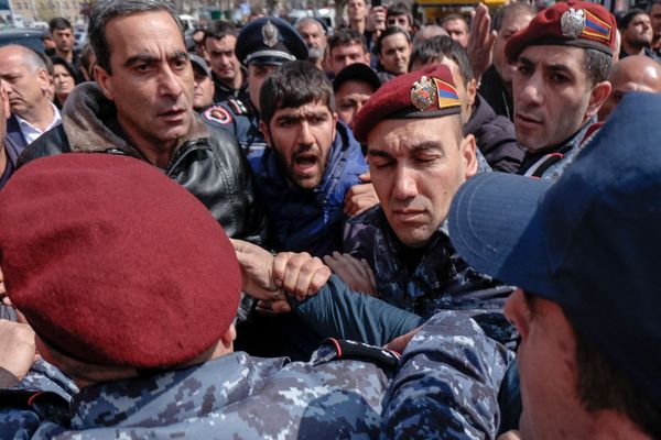 Потасовка между сотрудниками компании Спайка и сотрудниками полиции перед зданием суда административных районов Кентрон и Норк-Мараш (8 апреля 2019). Еревaн - Sputnik Армения