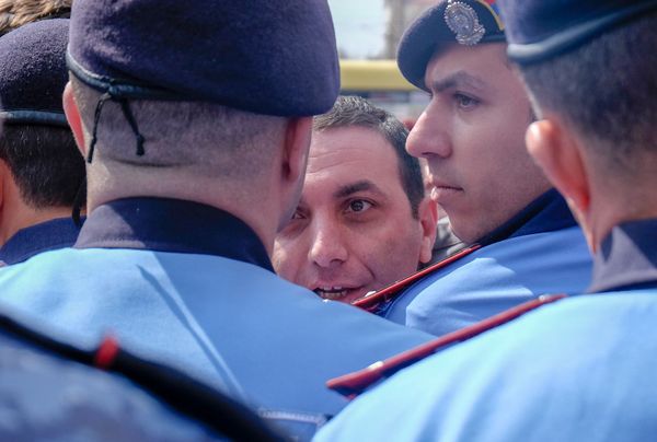 Потасовка между сотрудниками компании Спайка и сотрудниками полиции перед зданием суда административных районов Кентрон и Норк-Мараш (8 апреля 2019). Еревaн - Sputnik Армения