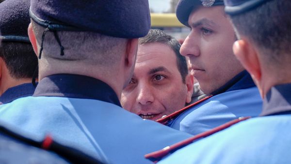 Потасовка между сотрудниками компании Спайка и сотрудниками полиции перед зданием суда административных районов Кентрон и Норк-Мараш (8 апреля 2019). Еревaн Потасовка между сотрудниками компании Спайка и сотрудниками полиции перед зданием суда административных районов Кентрон и Норк-Мараш (8 апреля 2019). Еревaн - Sputnik Армения