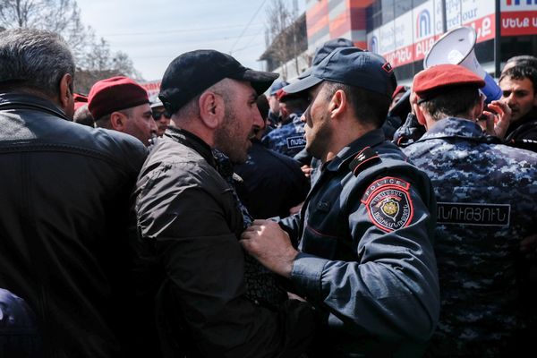 Потасовка между сотрудниками компании Спайка и сотрудниками полиции перед зданием суда административных районов Кентрон и Норк-Мараш (8 апреля 2019). Еревaн - Sputnik Армения