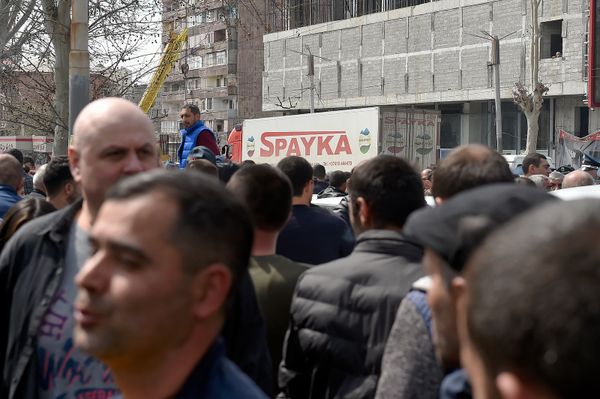 Сотрудники компании Спайка перед зданием суда административных районов Кентрон и Норк-Мараш (8 апреля 2019). Еревaн - Sputnik Армения