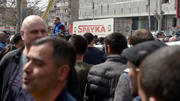 Сотрудники компании Спайка перед зданием суда административных районов Кентрон и Норк-Мараш (8 апреля 2019). Еревaн Сотрудники компании Спайка перед зданием суда административных районов Кентрон и Норк-Мараш (8 апреля 2019). Еревaн - Sputnik Армения