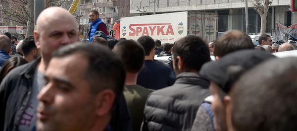 Сотрудники компании Спайка перед зданием суда административных районов Кентрон и Норк-Мараш (8 апреля 2019). Еревaн - Sputnik Армения