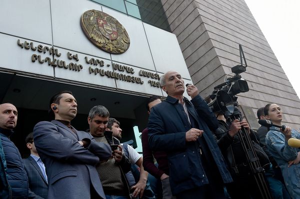 Сотрудники компании Спайка перед зданием суда административных районов Кентрон и Норк-Мараш (8 апреля 2019). Еревaн - Sputnik Армения