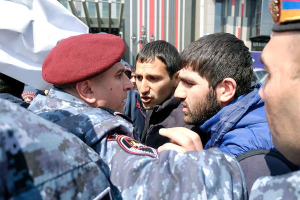 Потасовка между сотрудниками компании Спайка и сотрудниками полиции перед зданием суда административных районов Кентрон и Норк-Мараш (8 апреля 2019). Еревaн - Sputnik Армения