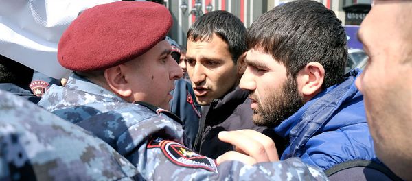 Потасовка между сотрудниками компании Спайка и сотрудниками полиции перед зданием суда административных районов Кентрон и Норк-Мараш (8 апреля 2019). Еревaн - Sputnik Արմենիա