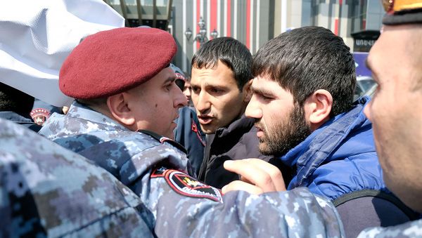 Потасовка между сотрудниками компании Спайка и сотрудниками полиции перед зданием суда административных районов Кентрон и Норк-Мараш (8 апреля 2019). Еревaн - Sputnik Արմենիա