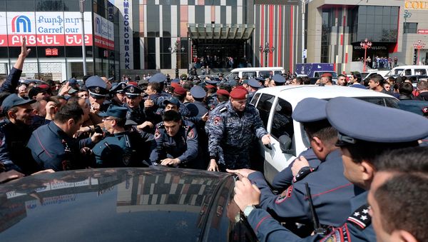 Сотрудники полиции пытаются разблокировать перекрытую улицу Тиграна Меца перед зданием суда административных районов Кентрон и Норк-Мараш (8 апреля 2019). Еревaн Сотрудники полиции пытаются разблокировать перекрытую улицу Тиграна Меца перед зданием суда административных районов Кентрон и Норк-Мараш (8 апреля 2019). Еревaн - Sputnik Армения