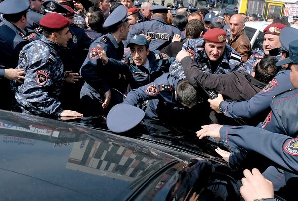 Сотрудники полиции пытаются разблокировать перекрытую улицу Тиграна Меца перед зданием суда административных районов Кентрон и Норк-Мараш (8 апреля 2019). Еревaн - Sputnik Армения