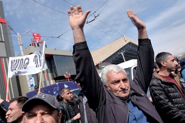 Сотрудники компании Спайка перед зданием суда административных районов Кентрон и Норк-Мараш (8 апреля 2019). Еревaн - Sputnik Армения