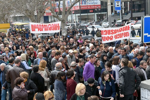 Сотрудники компании Спайка направляются к Дому правительства Армении (8 апреля 2019). Еревaн - Sputnik Армения