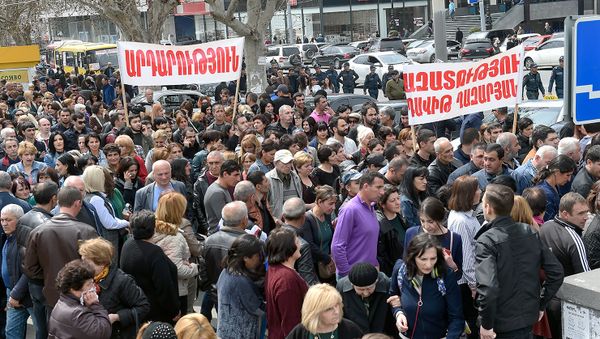 Сотрудники компании Спайка направляются к Дому правительства Армении (8 апреля 2019). Еревaн Сотрудники компании Спайка направляются к Дому правительства Армении (8 апреля 2019). Еревaн - Sputnik Армения