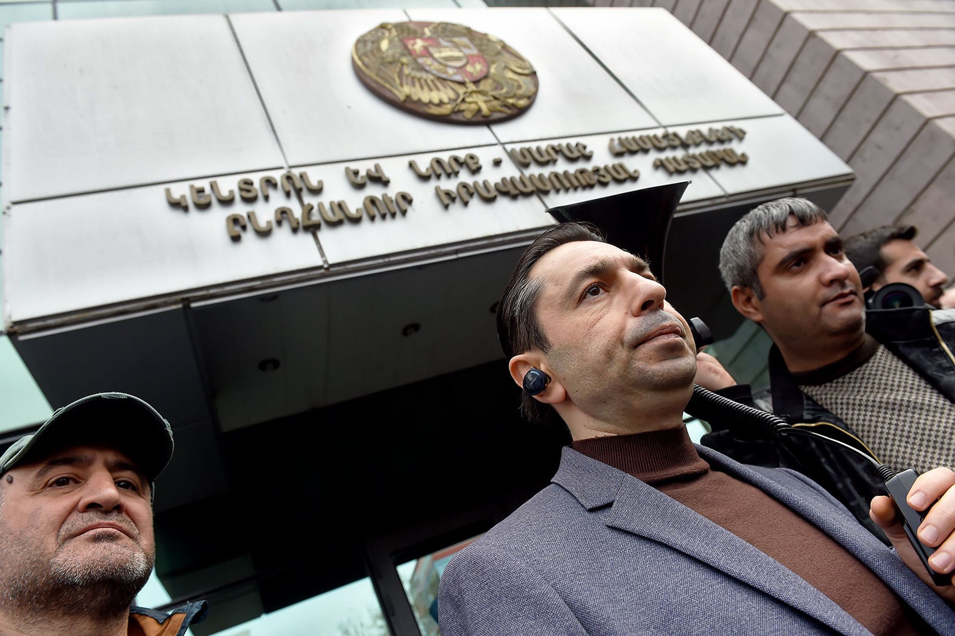 Сотрудники компании Спайка перед зданием суда административных районов Кентрон и Норк-Мараш (8 апреля 2019). Еревaн - Sputnik Արմենիա, 1920, 27.10.2026