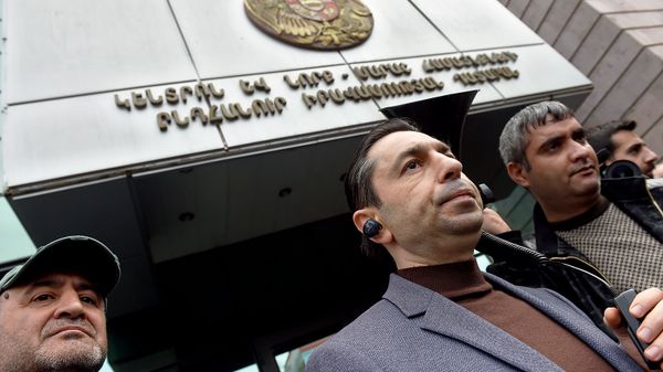Сотрудники компании Спайка перед зданием суда административных районов Кентрон и Норк-Мараш (8 апреля 2019). Еревaн Сотрудники компании Спайка перед зданием суда административных районов Кентрон и Норк-Мараш (8 апреля 2019). Еревaн - Sputnik Արմենիա