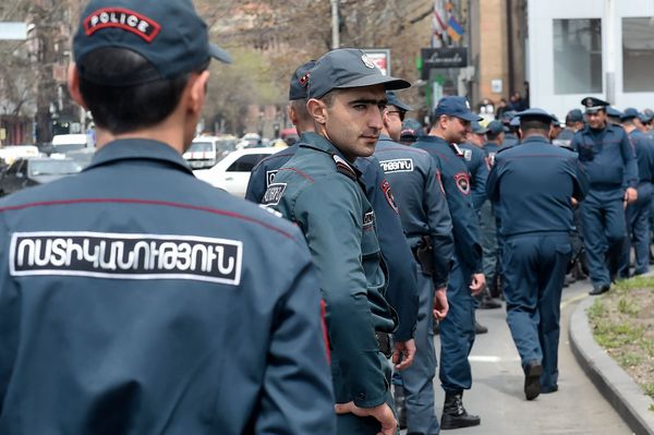 Сопровождающие сотрудников компании Спайка полицейские на перекрестке улиц Тиграна Меца и Ханджяна (8 апреля 2019). Еревaн - Sputnik Армения