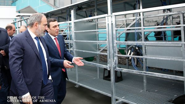 Премьер-министр Никол Пашинян принял участие на торжественном открытии молочного завода компании Спайка (26 марта 2019). Еревaн Премьер-министр Никол Пашинян принял участие на торжественном открытии молочного завода компании Спайка (26 марта 2019). Еревaн - Sputnik Армения