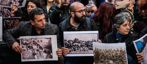 Протестующие вспоминают о Дерсимской резне, произошедшей в период 1936 - 1939гг (5 апреля 2016). Стамбул - Sputnik Армения