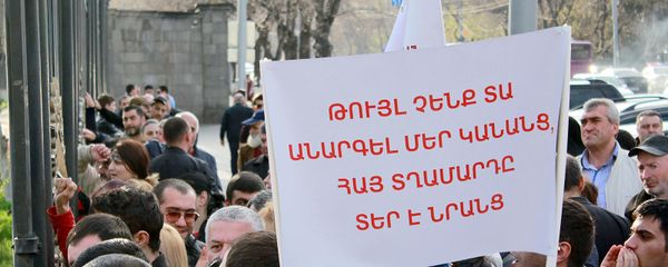 Демонстрация против ЛГБТ у парламента Армении (8 апреля 2019). Еревaн - Sputnik Армения