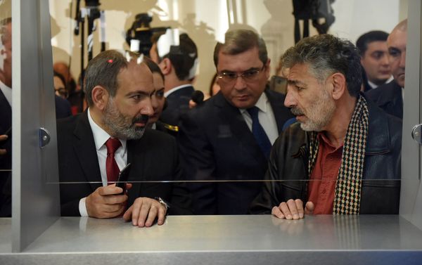 Премьер-министр Армении Никол Пашинян на Араратском таможенном терминале (9 апреля 2019). Еревaн - Sputnik Армения