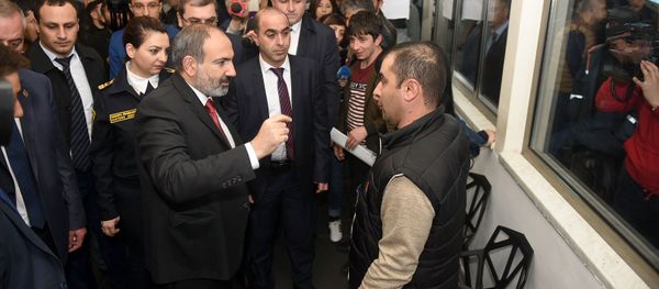 Премьер-министр Армении Никол Пашинян на Араратском таможенном терминале (9 апреля 2019). Еревaн - Sputnik Армения