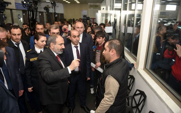 Премьер-министр Армении Никол Пашинян на Араратском таможенном терминале (9 апреля 2019). Еревaн - Sputnik Армения