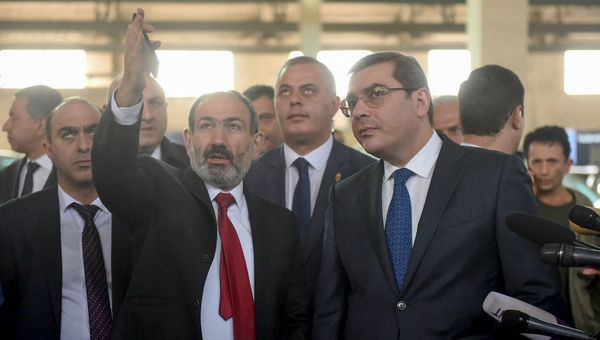 Премьер-министр Армении Никол Пашинян на Араратском таможенном терминале (9 апреля 2019). Еревaн Премьер-министр Армении Никол Пашинян на Араратском таможенном терминале (9 апреля 2019). Еревaн - Sputnik Արմենիա
