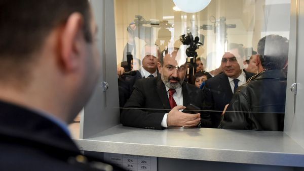 Премьер-министр Армении Никол Пашинян на Араратском таможенном терминале (9 апреля 2019). Еревaн Премьер-министр Армении Никол Пашинян на Араратском таможенном терминале (9 апреля 2019). Еревaн - Sputnik Արմենիա