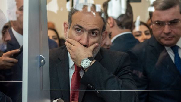 Премьер-министр Армении Никол Пашинян на Араратском таможенном терминале (9 апреля 2019). Еревaн Премьер-министр Армении Никол Пашинян на Араратском таможенном терминале (9 апреля 2019). Еревaн - Sputnik Армения