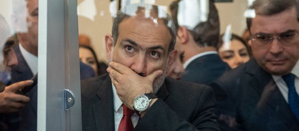 Премьер-министр Армении Никол Пашинян на Араратском таможенном терминале (9 апреля 2019). Еревaн Премьер-министр Армении Никол Пашинян на Араратском таможенном терминале (9 апреля 2019). Еревaн - Sputnik Արմենիա