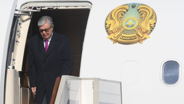 Президент Казахстана Касым-Жомарт Токаев во время церемонии встречи в аэропорту Внуково-2 (3 апреля 2019). Москвa - Sputnik Армения