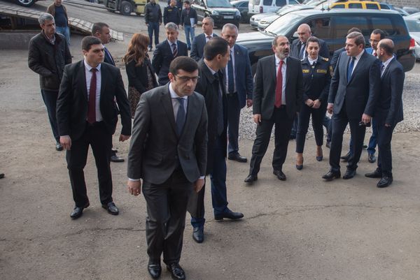 Премьер-министр Армении Никол Пашинян на Араратском таможенном терминале (9 апреля 2019). Еревaн Премьер-министр Армении Никол Пашинян на Араратском таможенном терминале (9 апреля 2019). Еревaн - Sputnik Армения