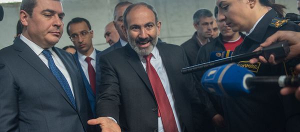 Премьер-министр Армении Никол Пашинян на Араратском таможенном терминале (9 апреля 2019). Еревaн Премьер-министр Армении Никол Пашинян на Араратском таможенном терминале (9 апреля 2019). Еревaн - Sputnik Армения