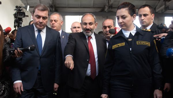 Премьер-министр Армении Никол Пашинян на Араратском таможенном терминале (9 апреля 2019). Еревaн Премьер-министр Армении Никол Пашинян на Араратском таможенном терминале (9 апреля 2019). Еревaн - Sputnik Армения