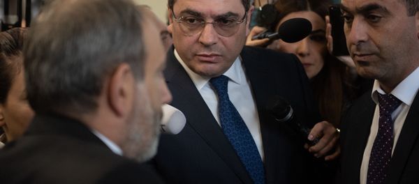 Премьер-министр Армении Никол Пашинян на Араратском таможенном терминале (9 апреля 2019). Еревaн Премьер-министр Армении Никол Пашинян на Араратском таможенном терминале (9 апреля 2019). Еревaн - Sputnik Արմենիա