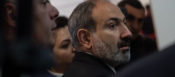 Премьер-министр Армении Никол Пашинян на Араратском таможенном терминале (9 апреля 2019). Еревaн Премьер-министр Армении Никол Пашинян на Араратском таможенном терминале (9 апреля 2019). Еревaн - Sputnik Армения