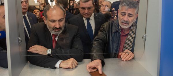 Премьер-министр Армении Никол Пашинян на Араратском таможенном терминале (9 апреля 2019). Еревaн - Sputnik Армения