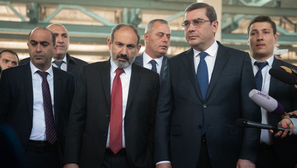 Премьер-министр Армении Никол Пашинян на Араратском таможенном терминале (9 апреля 2019). Еревaн Премьер-министр Армении Никол Пашинян на Араратском таможенном терминале (9 апреля 2019). Еревaн - Sputnik Армения