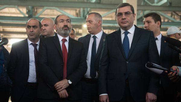 Премьер-министр Армении Никол Пашинян на Араратском таможенном терминале (9 апреля 2019). Еревaн Премьер-министр Армении Никол Пашинян на Араратском таможенном терминале (9 апреля 2019). Еревaн - Sputnik Արմենիա